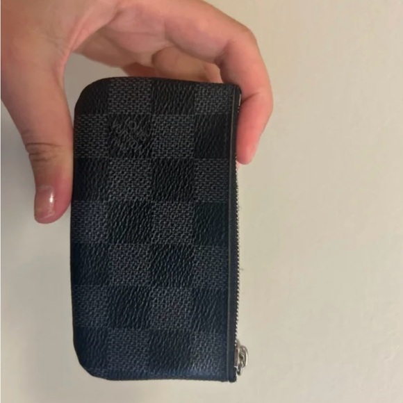Louis Vuitton Damier Graphite Key pouch.
Missing chain that attaches the clasp. - Picture 6 of 6